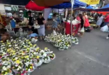 Naruay nga umili, nagturong ti merkado publiko iti siudad ti Laoag tapno gumatang ti sabsabong ken kakanin kas ti panagsagana iti Undas