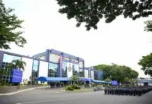 PNP Chief, ipariten kadagiti polis iti mangiggem ti payong kadagiti VIPs