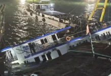 Limned a bangka idiay Ha Long Bay, Vietnam, nakatayan ti 37 nga indibiwal ken lima a mapukpukaw