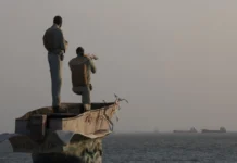 Estados Unidos, inatake dagiti dua nga Iranian launcher iti Larak Island