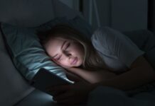 Panagpuyat gapu ti cellphone, mabalin a mangpababa iti kalidad ti pannaturog dagiti agtutubo – segun kadagiti eksperto