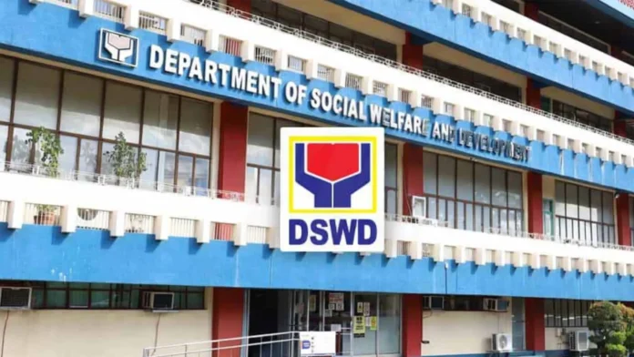 dswd-nangiwaras-ti-food-aid-kadagiti-evacuees-idiay-albay-kalpasan-iti-panag-alburuto-ti-bulkang-mayon