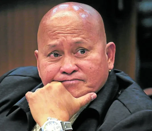 Kinuwestiyon ti kampo ni Senador Ronald “Bato” dela Rosa ti legalidad ti ₱50-milion a gunggona ti gobierno para iti impormasion a mangiturong iti pannakaaresto ti senador.
