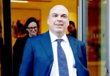 British tech tycoon Mike Lynch kaibanan sa mga nawawara makalihis an paglubog kan yate kaini sa Sicily Mike Lynch