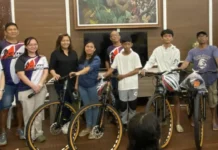 Units nin mga bisekleta, naresibe kan mga jovenes asin obrero sa ciudad kan Tabaco distribution of bicycle units in Tabaco City