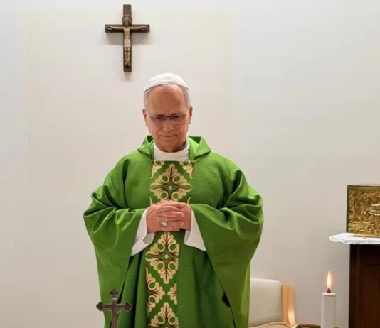 Pope Leo XIV, tinugutang makaluwas na sa ospital