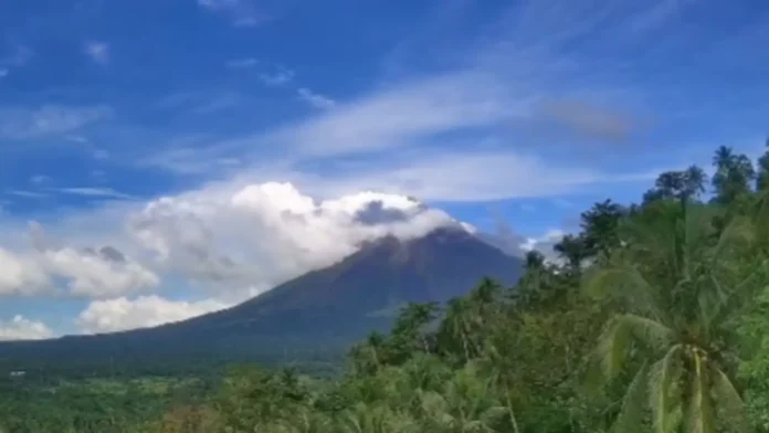 bulkang-mayon-nagbuga-nin-abo-alert-level-nagpapadanay-phivolcs