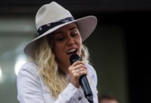 Miley Cyrus hinipuan, tinangkang halikan ng fan sa Spain miley cyrus