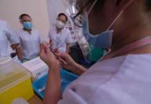 Pagka-stroke ng lalaking nabakunahan, hindi dulot ng COVID-19 vaccine: DOH, FDA NTF VACCINATION PGH 3