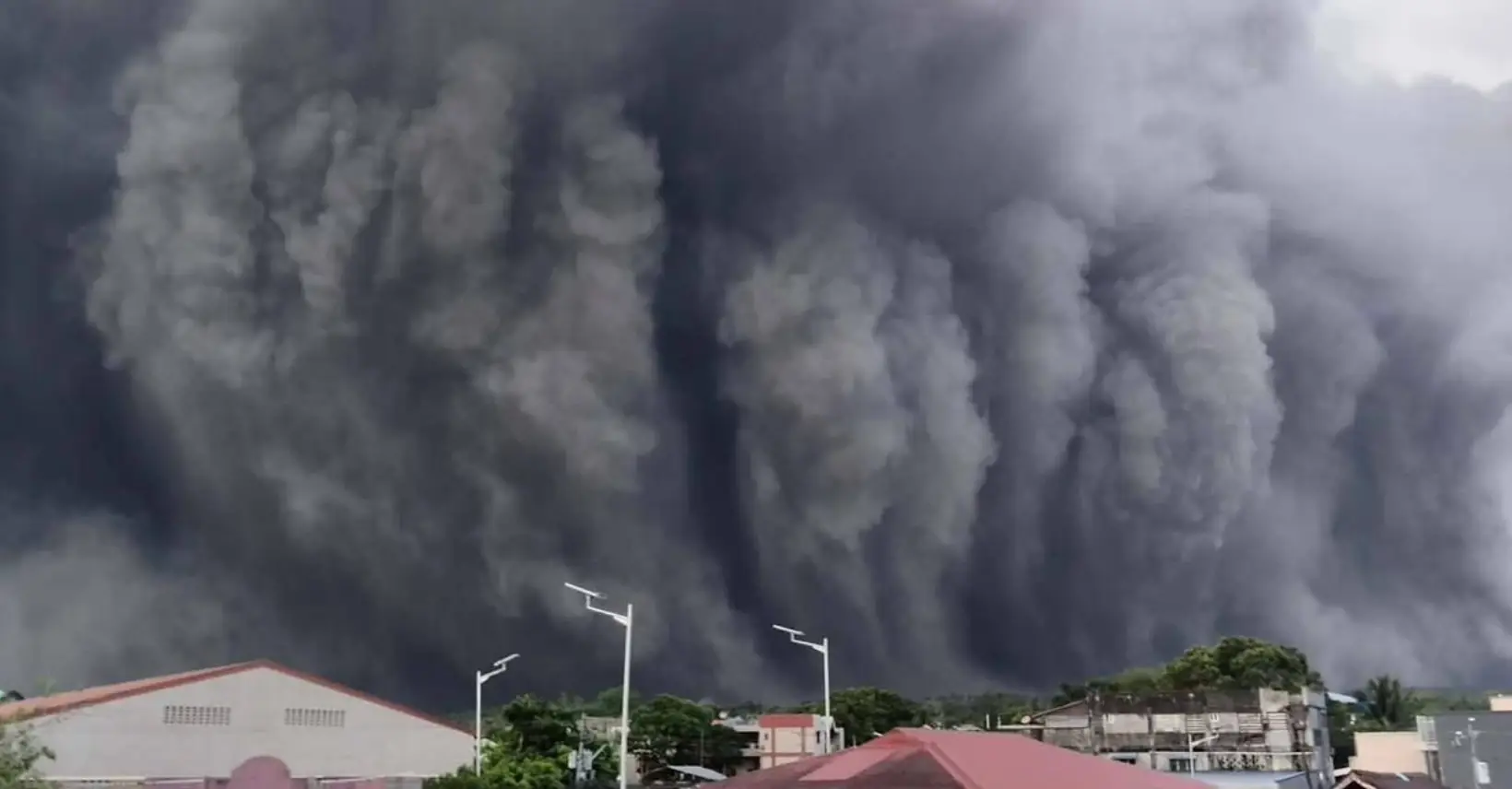 Ashfall 52 barangays sa Albay, apektado ng ashfall mula sa Mayon | Bombo Radyo News