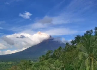 Bulkang Mayon, muling nagbuga ng abo ayon sa PHIVOLCS