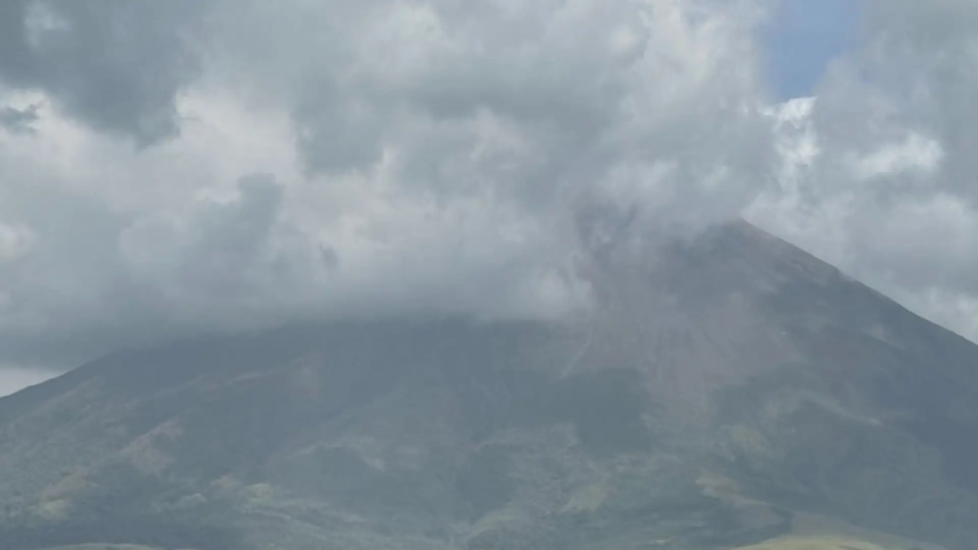 Image accompanying Mt. Mayon, nagkaroon ng moderately explosive eruption, from Bombo Radyo News