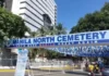 Ilang pamilya, maagang dumalaw sa Manila North Cemetery para maiwasan ang dagsa ng tao sa Undas; Presyo ng kandila at bulaklak, nananatili sa regular na presyo
