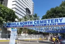 Ilang pamilya, maagang dumalaw sa Manila North Cemetery para maiwasan ang dagsa ng tao sa Undas; Presyo ng kandila at bulaklak, nananatili sa regular na presyo