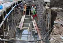 Barangay officials sang Barangay Tiza, Roxas City, nakigsapol sa project engineer nga nagadumala sang drainage project kasunod sang pagrumpag sang pader sang isa ka establishment