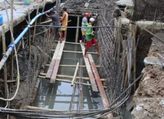 Barangay officials sang Barangay Tiza, Roxas City, nakigsapol sa project engineer nga nagadumala sang drainage project kasunod sang pagrumpag sang pader sang isa ka establishment