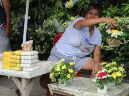 Mga manugbaligya sang kandila sa mga patyo, nagaplastar na sa pagpanghanda para sa mista minatay