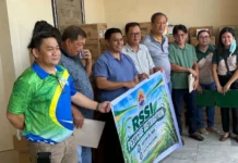 Masobra 2,000 ka mga mangunguma sa Capiz, nakabaton sang pesticide batok sa red-striped soft scale insect
