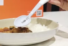 Battery-operated nga kutsara, nagapabatyag sang mas maalat nga sabor apisar nga wala sang asin ang pagkaon