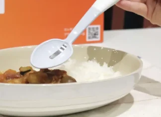 Battery-operated nga kutsara, nagapabatyag sang mas maalat nga sabor apisar nga wala sang asin ang pagkaon