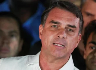 Brazilian authorities, iniimbestigahan ang kinaroroonan ni Flávio Bolsonaro matapos hindi isuko ang mga pasaporte