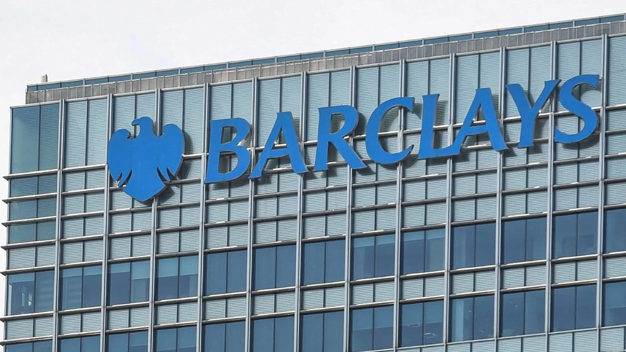 British bank, magbabawas ng 5,000 trabaho sa gitna ng pagpapalawak ng paggamit ng AI