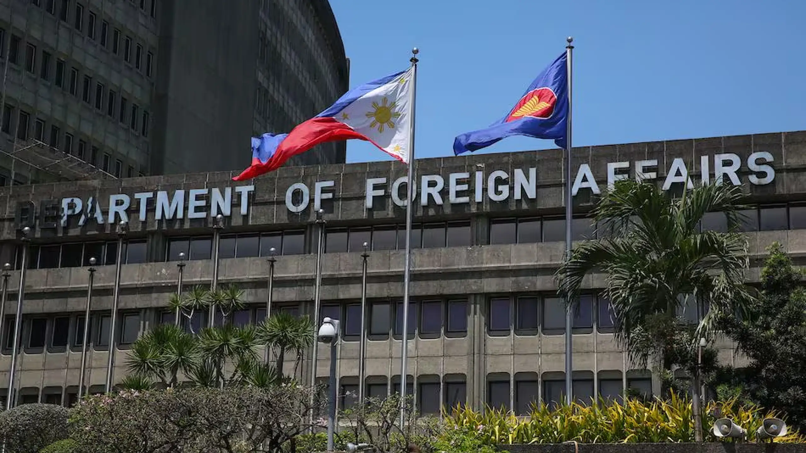 DFA, pinuna ang Chinese Embassy sa umano’y ‘undiplomatic’ na mga pahayag online