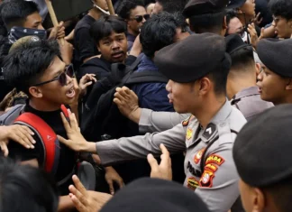 Daan-daang estudyante sa Indonesia nagprotesta kontra sa forest fires at mga polisiya ni Prabowo