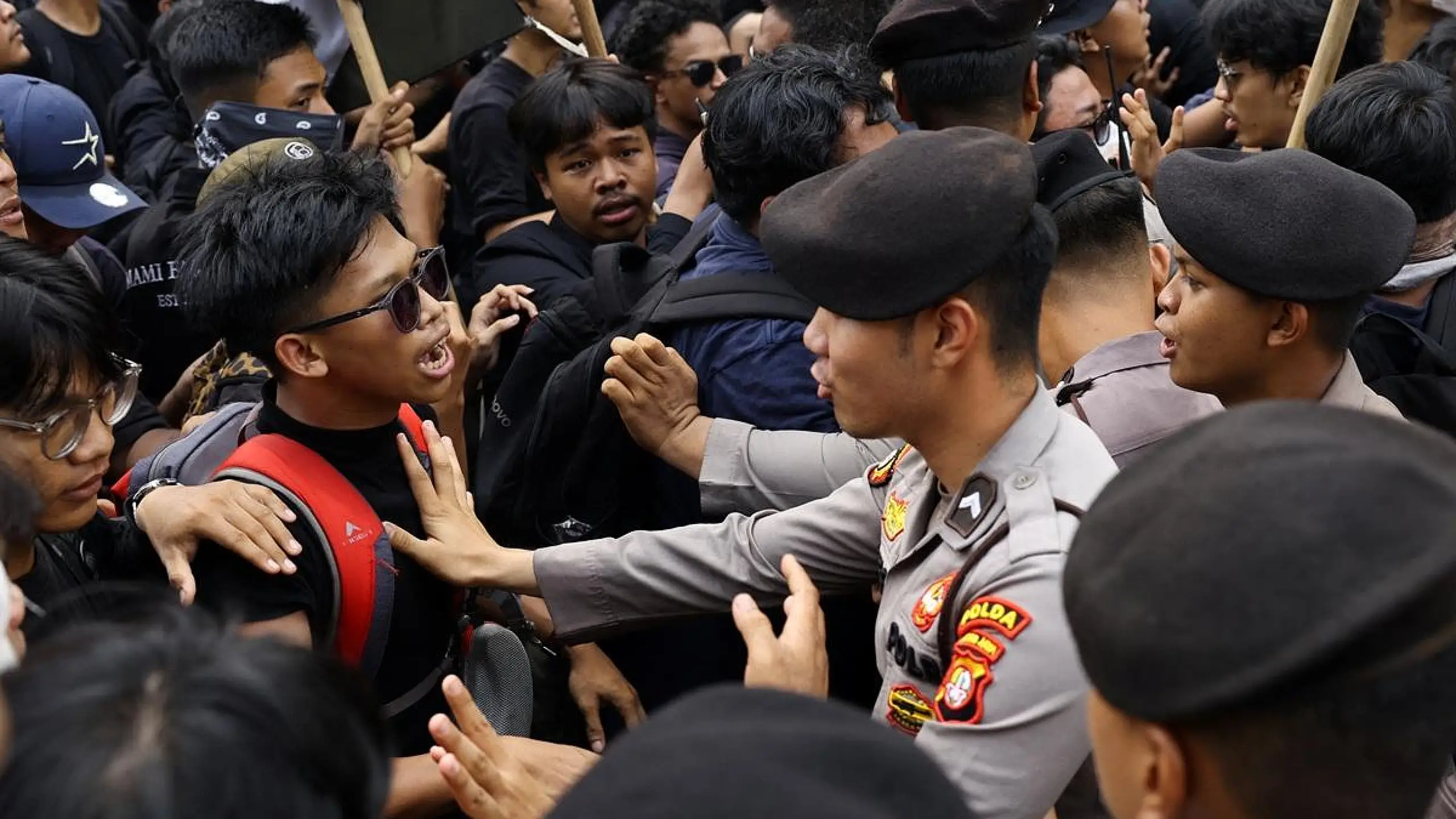 Daan-daang estudyante sa Indonesia nagprotesta kontra sa forest fires at mga polisiya ni Prabowo