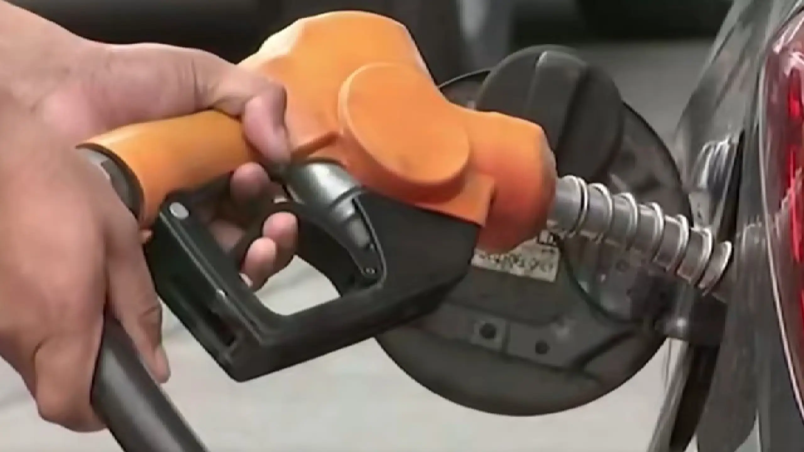 Diesel, posibleng magmahal ng ₱2.50 kada litro; gasolina, muling bababa