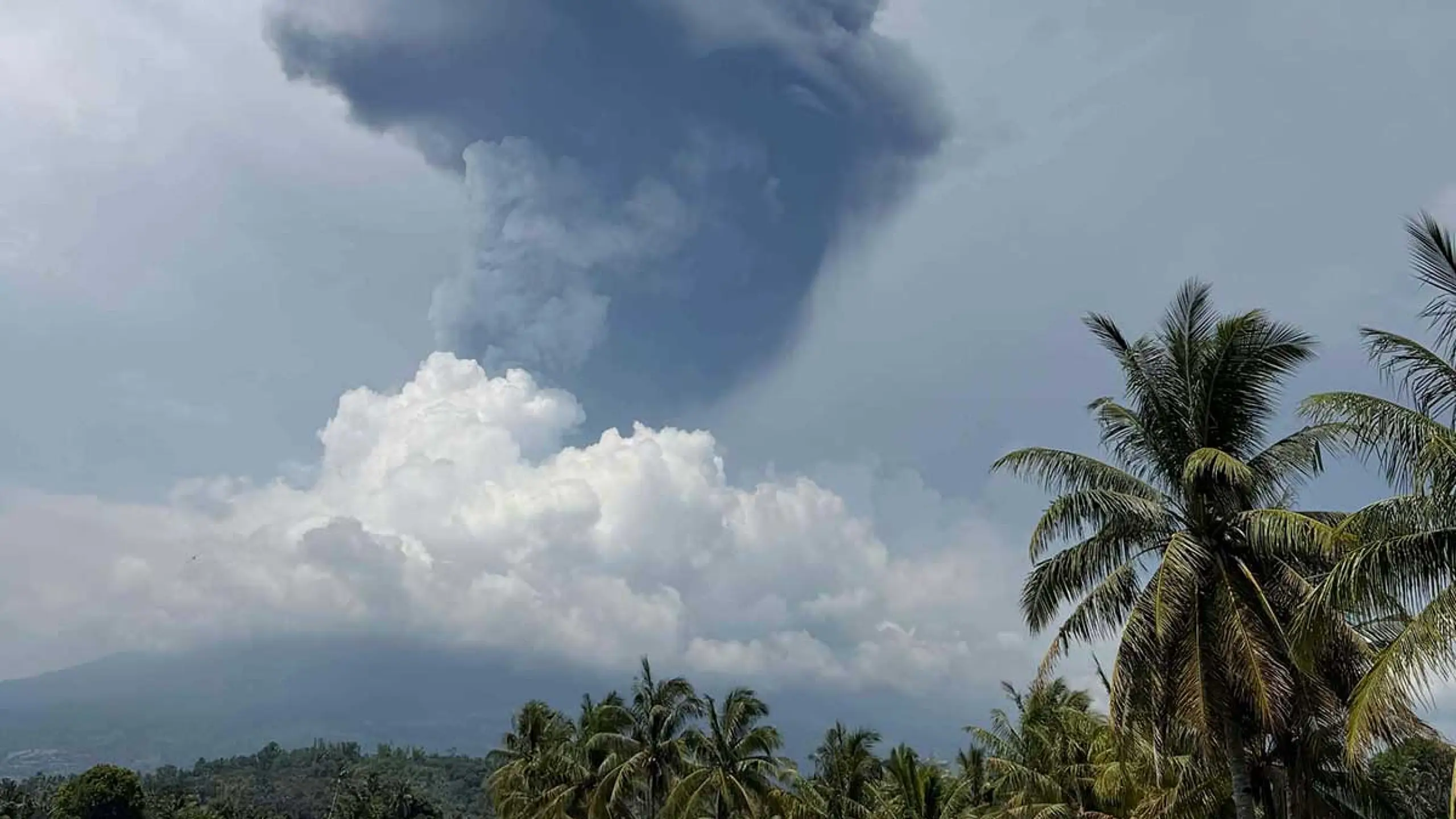 Kanlaon Volcano, nagbuga ng abo sa gitna ng Alert Level 2