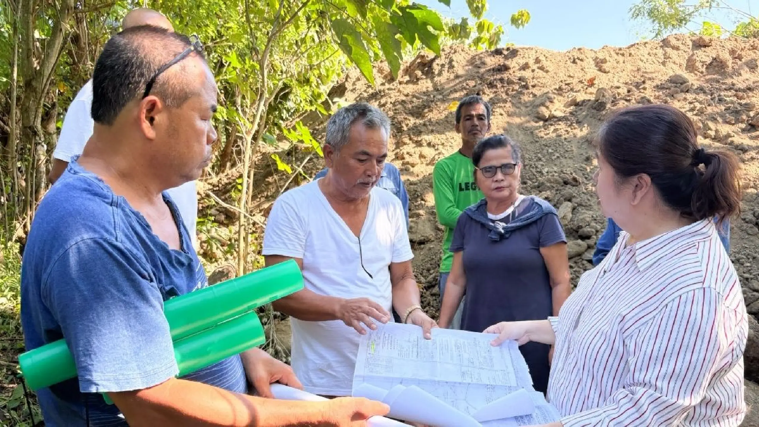 Mga magsasaka sa Nueva Ecija, nagreklamo sa baradong daan malapit sa MTerra Solar project