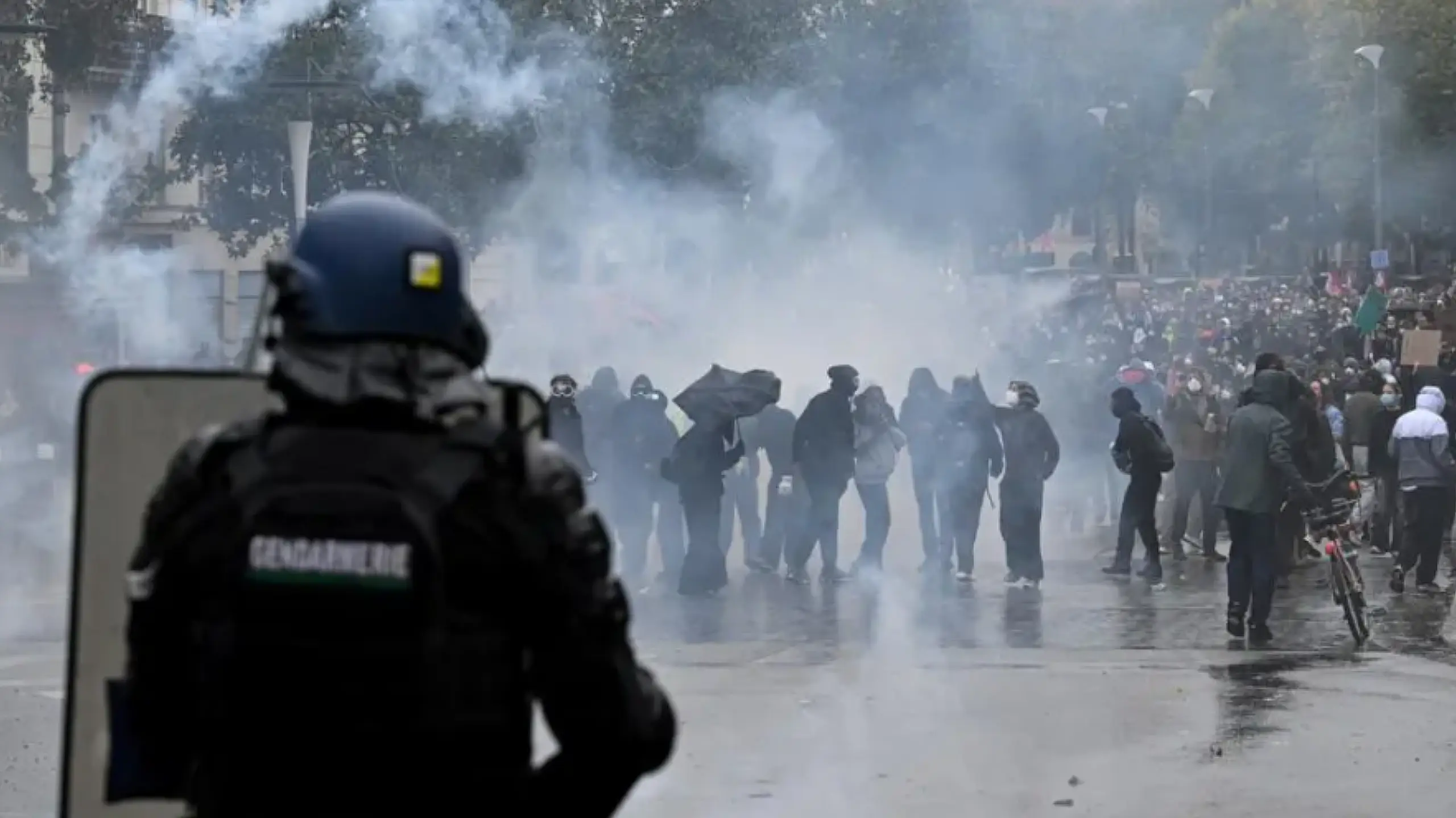 Pulisya sa France, gumamit ng tear gas laban sa mga nagpoprotesta sa ilang lungsod