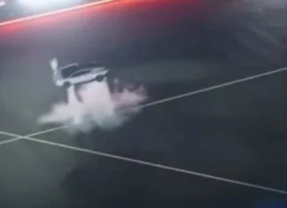 Tesla ipinakita ang bagong Roadster na may rocket-style thrusters