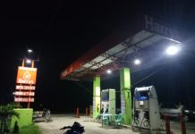 Gasoline station, hinold-up dagiti dua a naka-abungot ken nakahelmet a lallaki