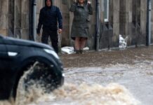 Dua a bagyo, dinadaelda iti amianan a paset ti Europa; 150,000 a pagtaengan, naawanan ti kuryente