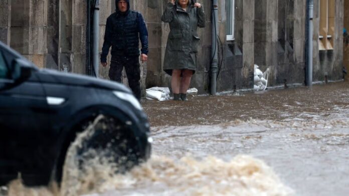 0_The-South-Of-England-Basks-In-Unseasonably-Warm-Weather-As-Torrential-Rain-Sweeps-Scotland