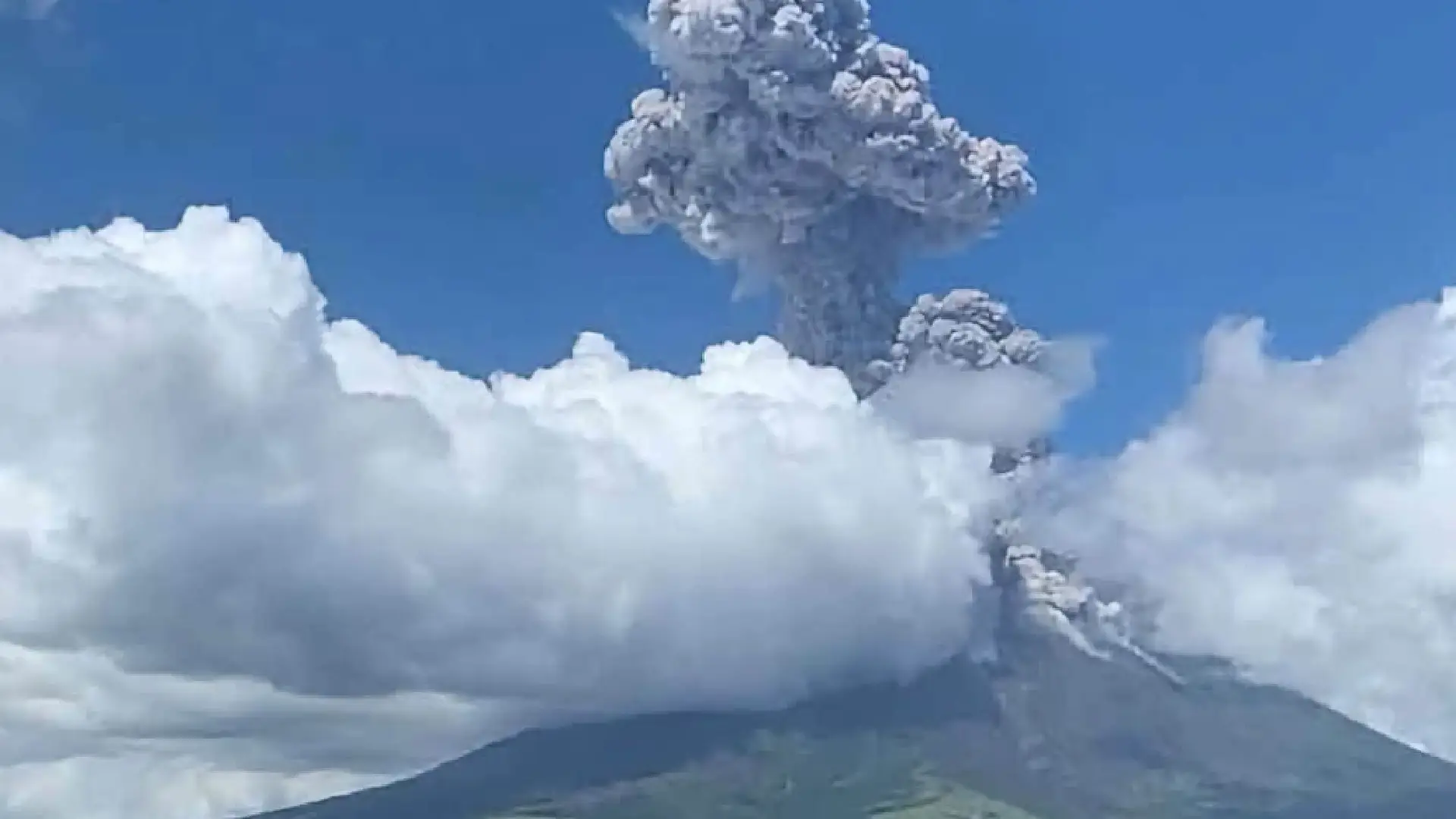 Nasurok 1, 000 a pamilia, naibakwit iti panagbettak ti Bulkan Mayon