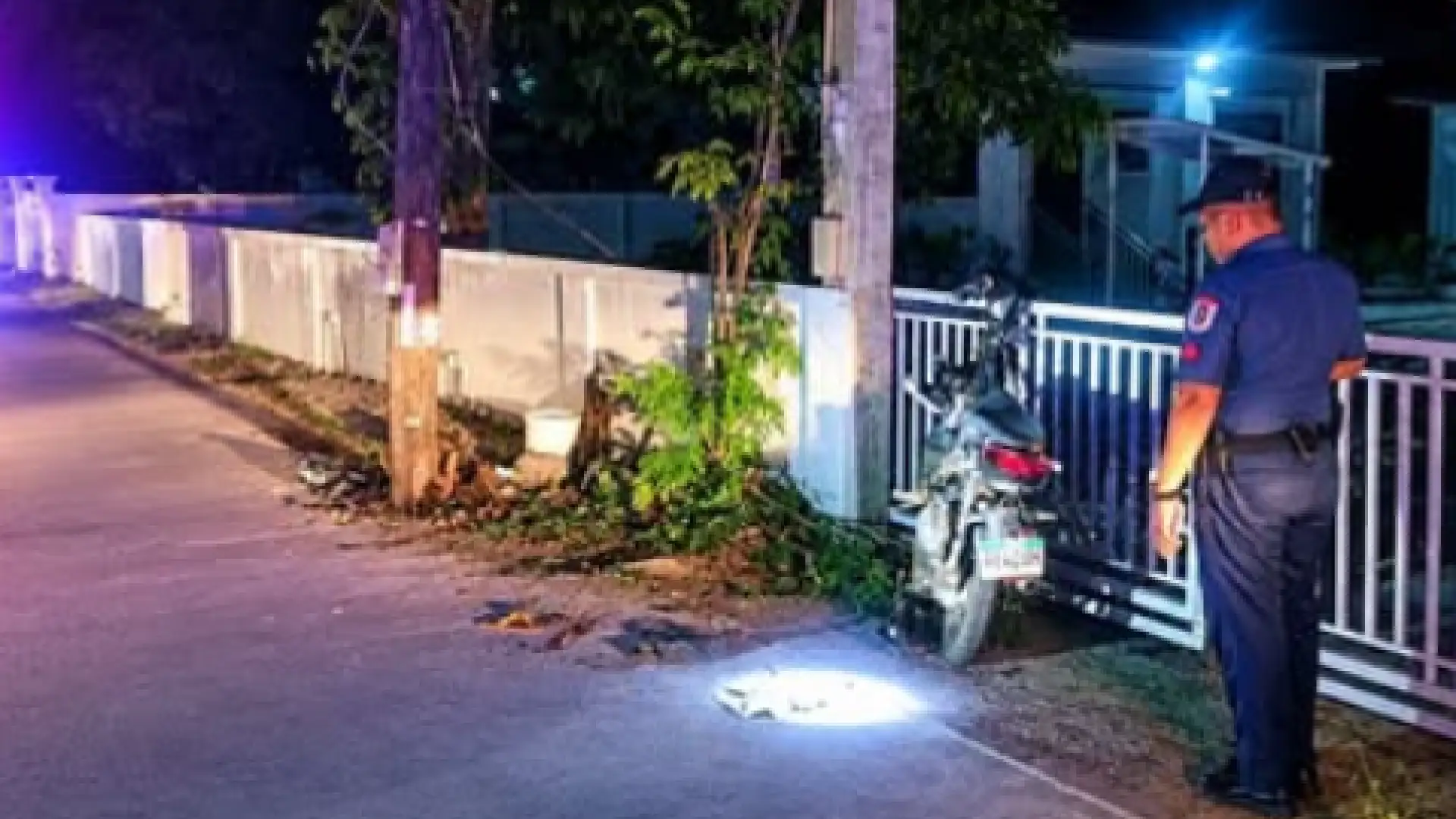Pannakaidungpar ti motorsiklo iti maysa a poste iti ili ti Caoayan, maysa ti natay
