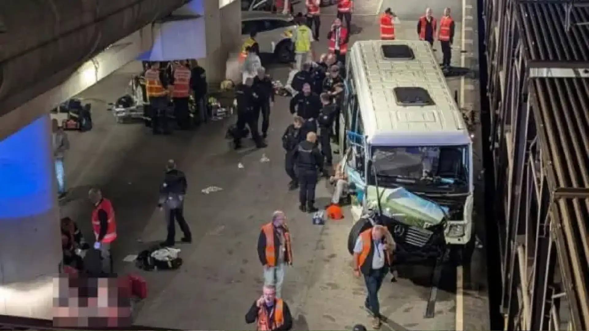 Pannakaidungpar ti bus iti nakasardeng a tren, 19 ti nadunor