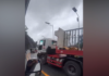 Pannakaiyabot ti pilid ti trailer truck iti kanal iti ili ti Santa, awan ti nadangran