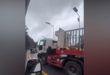 Pannakaiyabot ti pilid ti trailer truck iti kanal iti ili ti Santa, awan ti nadangran