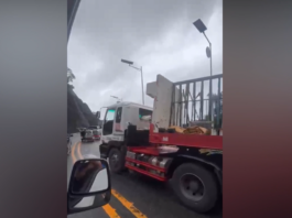 Pannakaiyabot ti pilid ti trailer truck iti kanal iti ili ti Santa, awan ti nadangran