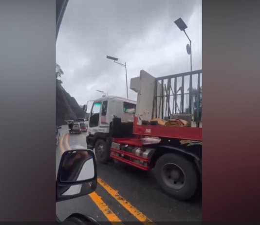 Pannakaiyabot ti pilid ti trailer truck iti kanal iti ili ti Santa, awan ti nadangran
