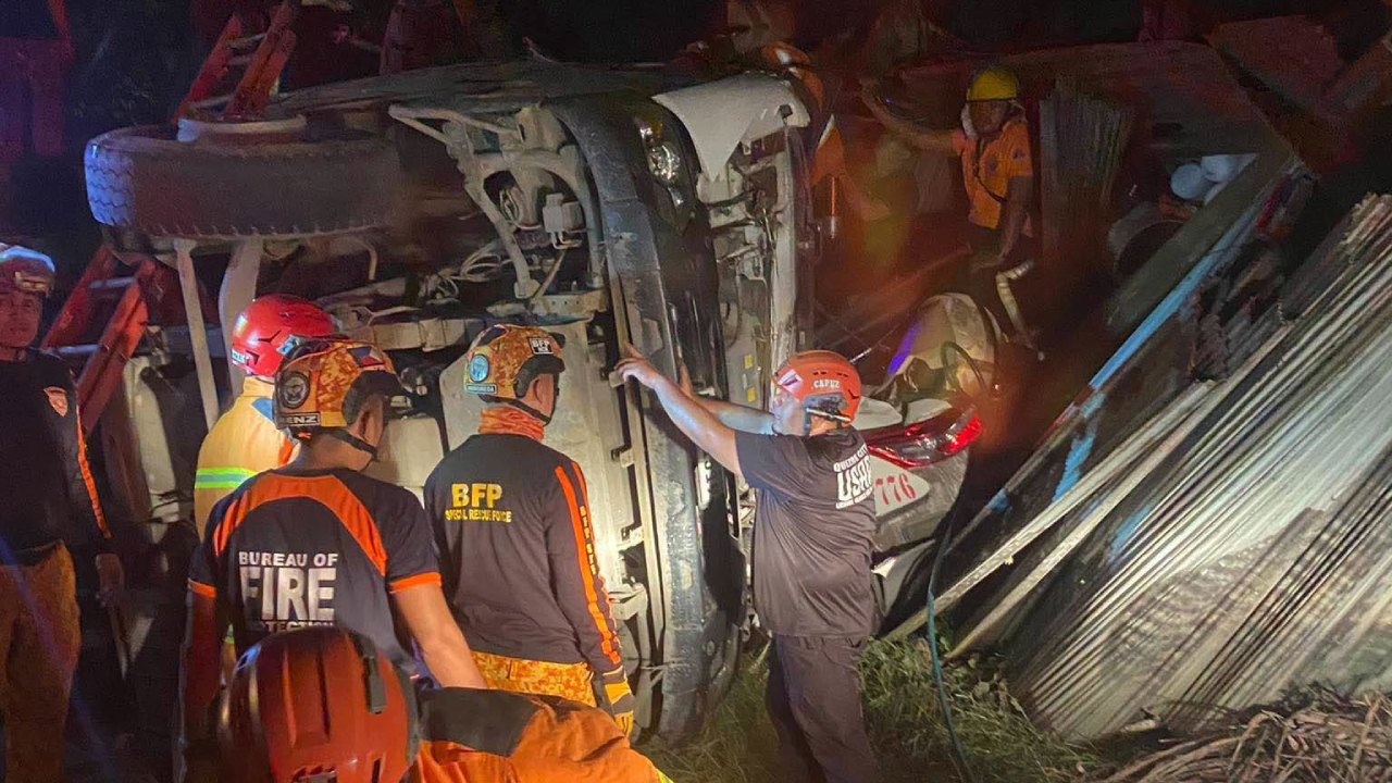 Innem a tattao, nadunor iti panagdinnungpar ti taxi ken dump truck iti siudad ti Quezon